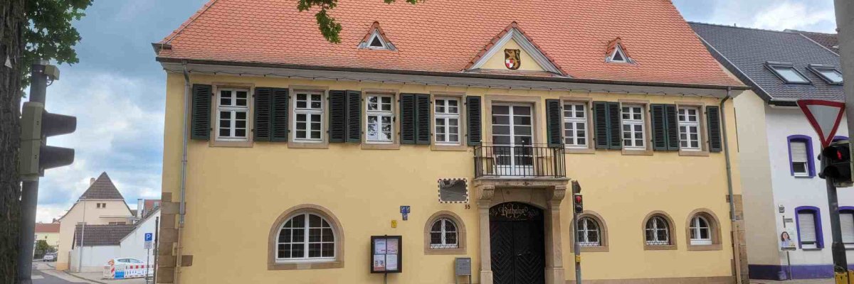 Außenansicht des historischen Rathauses der Ortsgemeinde Lambsheim in der Hauptstraße.