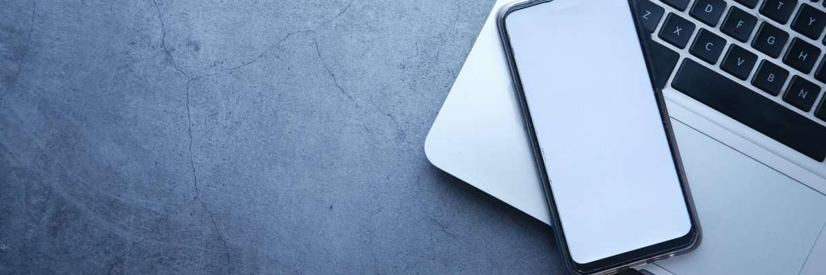 Untitled design - 1 Laptop und Handy